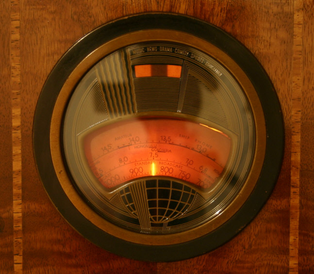 Close up of dial with shadowgraph tuning indicator